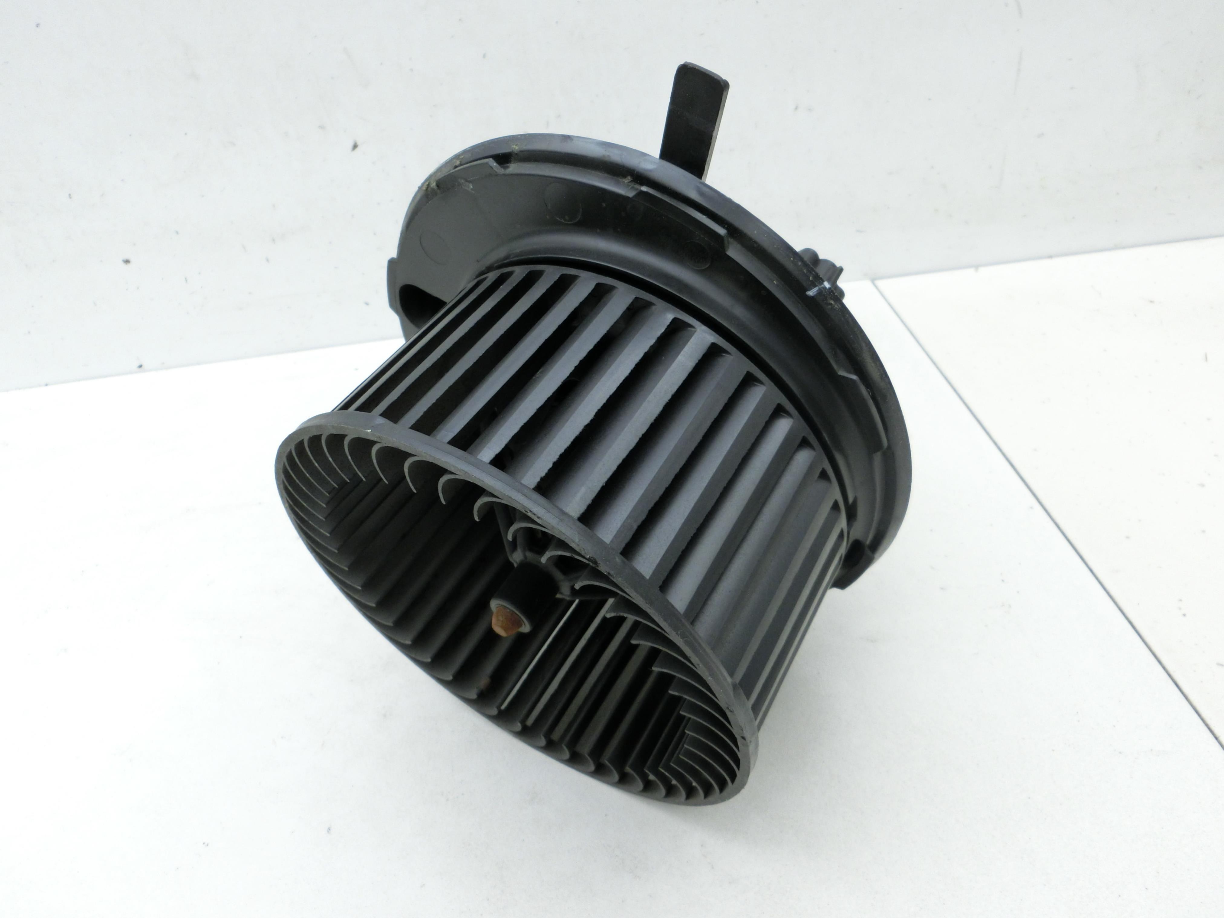 Gebläsemotor Lüftermotor Heizungsgebläse für Audi A3 8P qu 08-13 1K1820015F